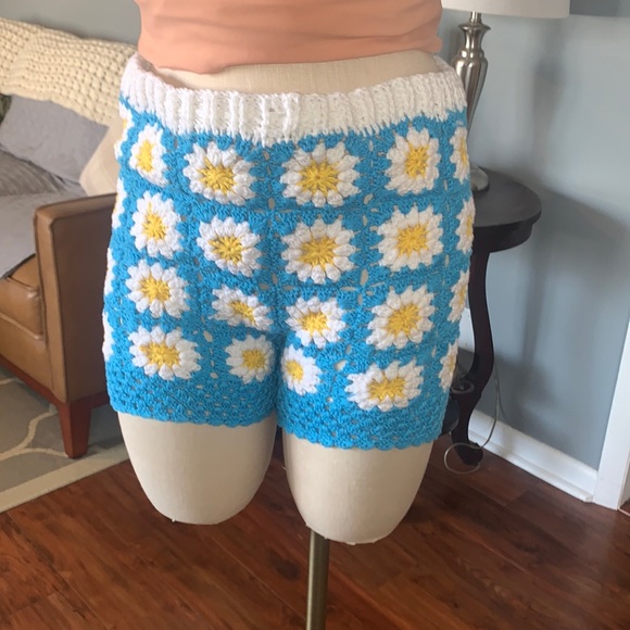Handmade afghan Daisy shorts - Picture 1 of 6